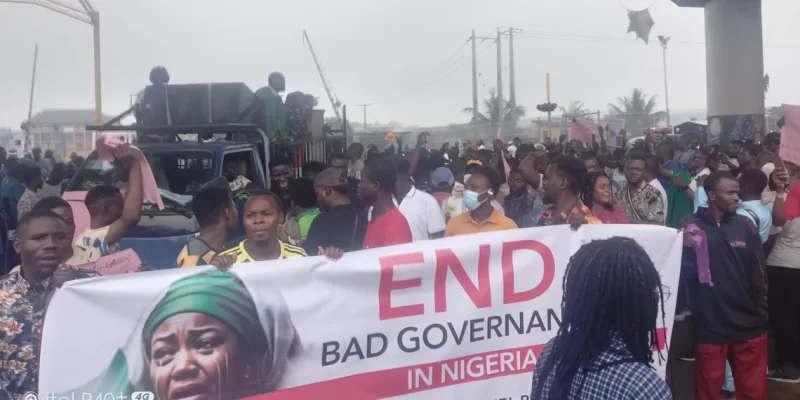 Protesters-under-the-Olaiya-bridge-in-Osogbo-Osun-State-#EndBadGovernance-Opinion-Nigeria